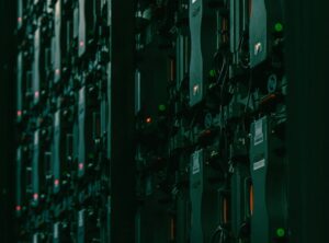 Sieťový administrátor sleduje analýzy a stav siete v Cisco DNA Center na monitore.